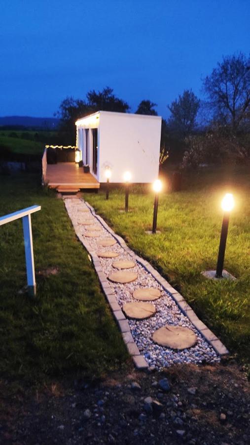Ranch 66 - Moderni Tiny House Black Swallow Ve Stylu Route 66 Se Saunou A Bazenem Trsice Exterior photo