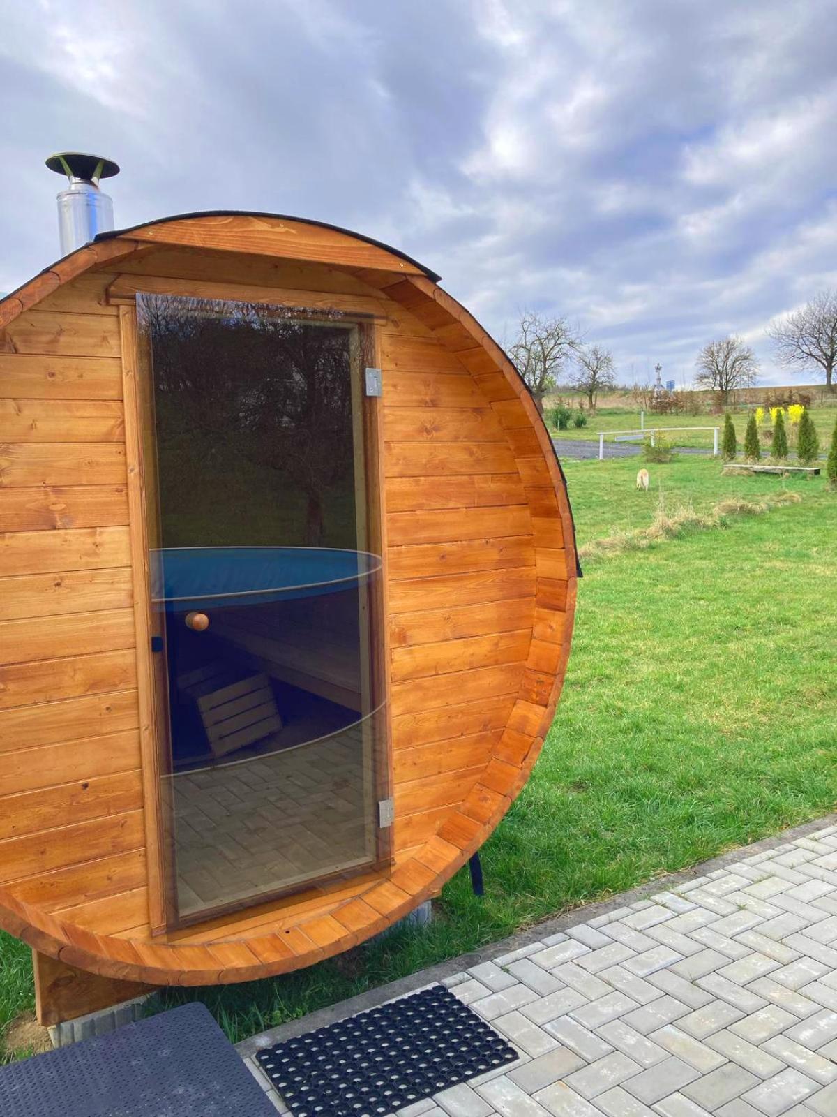 Ranch 66 - Moderni Tiny House Black Swallow Ve Stylu Route 66 Se Saunou A Bazenem Trsice Exterior photo